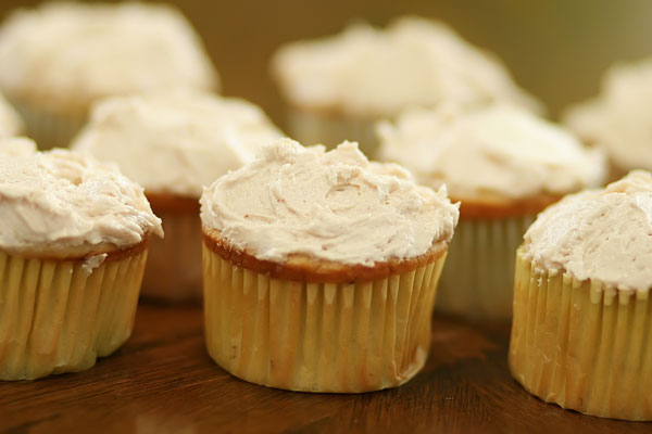 Banana Cupcakes with Peanut Butter Buttercream Frosting Banana Cupcakes with Peanut Butter Buttercream Frosting