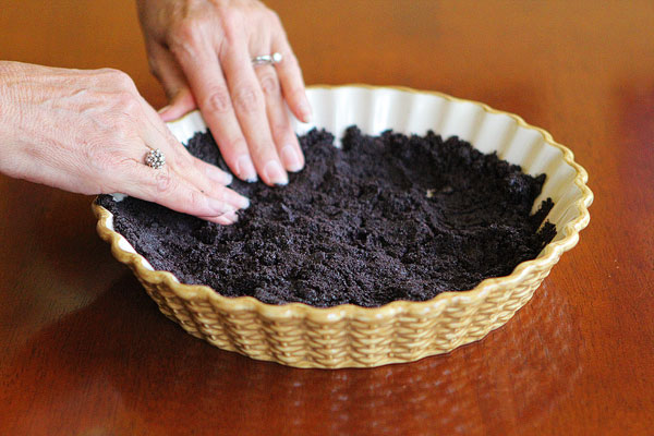 Peanut Butter Oreo Ice Cream Pie Peanut Butter Oreo Ice Cream Cake - An Easy Homemade Ice Cream Cake Recipe