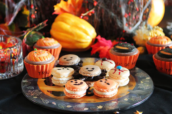 Halloween French Macarons | Failproof Step by Step Photo Recipe & Tutorial Halloween French Macarons | Failproof Step by Step Photo Recipe & Tutorial