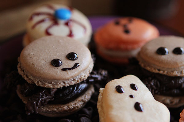 Halloween French Macarons | Failproof Step by Step Photo Recipe & Tutorial Halloween French Macarons | Failproof Step by Step Photo Recipe & Tutorial