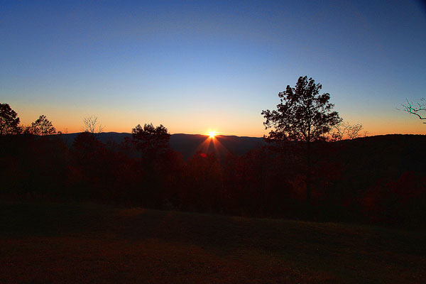 Blue Ridge, Georgia Fall Weekend Getaway. Hiking, Cabins & Waterfalls. Blue Ridge, Georgia Fall Weekend Getaway. Hiking, Cabins & Waterfalls.