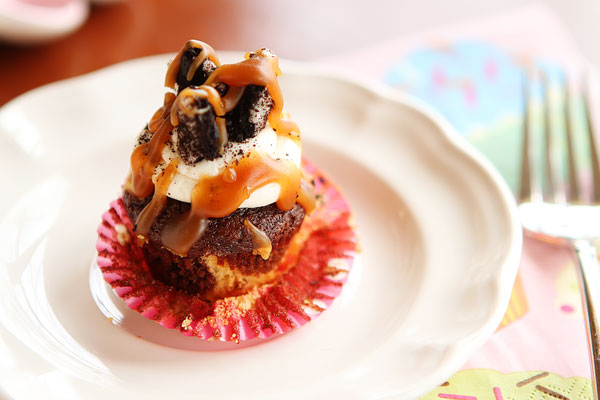 Mini Peanut Butter Oreo Chocolate Fudge Swirl Cupcakes Mini Peanut Butter Oreo Chocolate Fudge Swirl Cupcakes