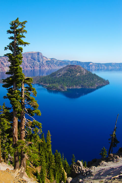 { PHOTOS } Crater Lake, Oregon: Home of the remarkably blue, crystal clear waters of the nation's deepest lake. www.kevinandamanda.com #travel { PHOTOS } Crater Lake, Oregon: Home of the remarkably blue, crystal clear waters of the nation's deepest lake. www.kevinandamanda.com #travel