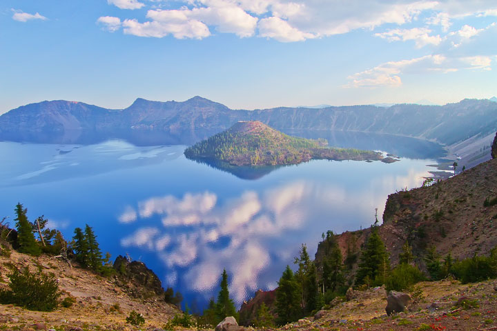 { PHOTOS } Crater Lake, Oregon: Home of the remarkably blue, crystal clear waters of the nation's deepest lake. www.kevinandamanda.com #travel { PHOTOS } Crater Lake, Oregon: Home of the remarkably blue, crystal clear waters of the nation's deepest lake. www.kevinandamanda.com #travel