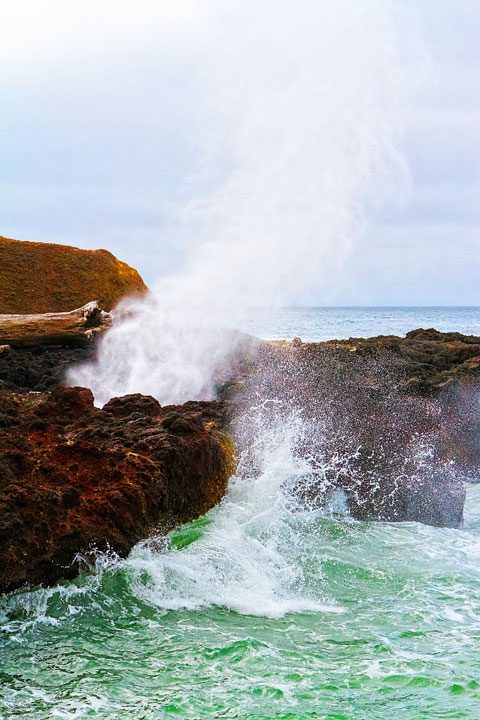 { PHOTOS } Spouting Horn and Thor's Well at Cape Perpetua in Yachats, Oregon www.kevinandamanda.com #travel #landscapes #ocean { PHOTOS } Spouting Horn and Thor's Well at Cape Perpetua in Yachats, Oregon www.kevinandamanda.com #travel #landscapes #ocean