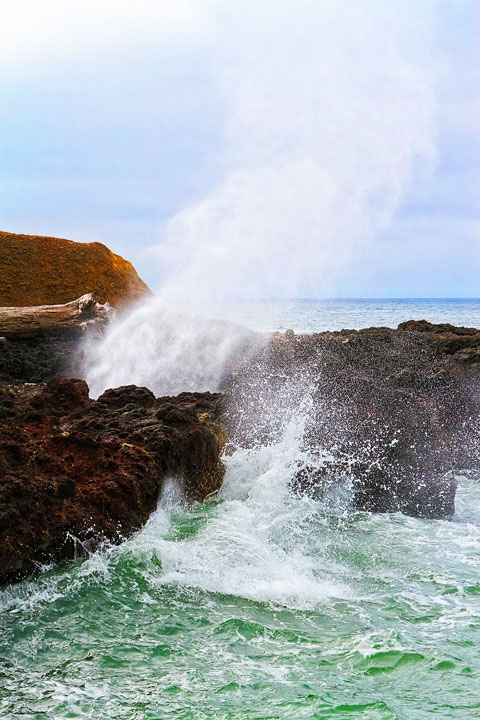 { PHOTOS } Spouting Horn and Thor's Well at Cape Perpetua in Yachats, Oregon www.kevinandamanda.com #travel #landscapes #ocean { PHOTOS } Spouting Horn and Thor's Well at Cape Perpetua in Yachats, Oregon www.kevinandamanda.com #travel #landscapes #ocean
