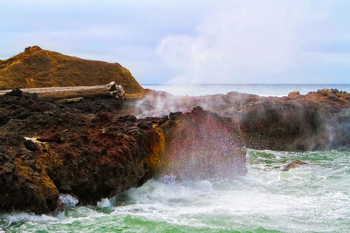 { PHOTOS } Spouting Horn and Thor's Well at Cape Perpetua in Yachats, Oregon www.kevinandamanda.com #travel #landscapes #ocean { PHOTOS } Spouting Horn and Thor's Well at Cape Perpetua in Yachats, Oregon www.kevinandamanda.com #travel #landscapes #ocean