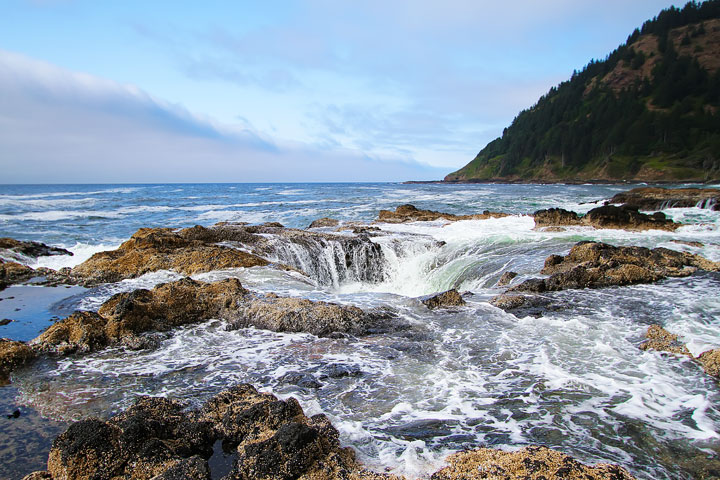 { PHOTOS } Spouting Horn and Thor's Well at Cape Perpetua in Yachats, Oregon www.kevinandamanda.com #travel #landscapes #ocean { PHOTOS } Spouting Horn and Thor's Well at Cape Perpetua in Yachats, Oregon www.kevinandamanda.com #travel #landscapes #ocean