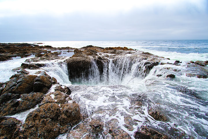 { PHOTOS } Spouting Horn and Thor's Well at Cape Perpetua in Yachats, Oregon www.kevinandamanda.com #travel #landscapes #ocean { PHOTOS } Spouting Horn and Thor's Well at Cape Perpetua in Yachats, Oregon www.kevinandamanda.com #travel #landscapes #ocean