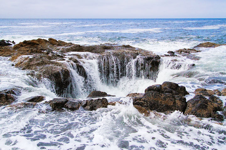 { PHOTOS } Spouting Horn and Thor's Well at Cape Perpetua in Yachats, Oregon www.kevinandamanda.com #travel #landscapes #ocean { PHOTOS } Spouting Horn and Thor's Well at Cape Perpetua in Yachats, Oregon www.kevinandamanda.com #travel #landscapes #ocean