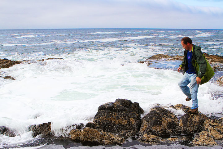 { PHOTOS } Spouting Horn and Thor's Well at Cape Perpetua in Yachats, Oregon www.kevinandamanda.com #travel #landscapes #ocean { PHOTOS } Spouting Horn and Thor's Well at Cape Perpetua in Yachats, Oregon www.kevinandamanda.com #travel #landscapes #ocean