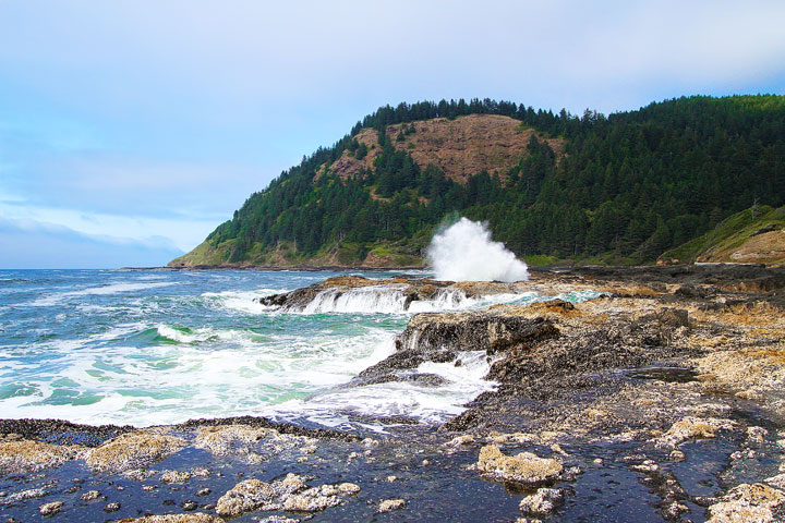 { PHOTOS } Spouting Horn and Thor's Well at Cape Perpetua in Yachats, Oregon www.kevinandamanda.com #travel #landscapes #ocean { PHOTOS } Spouting Horn and Thor's Well at Cape Perpetua in Yachats, Oregon www.kevinandamanda.com #travel #landscapes #ocean