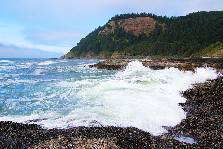 { PHOTOS } Spouting Horn and Thor's Well at Cape Perpetua in Yachats, Oregon www.kevinandamanda.com #travel #landscapes #ocean { PHOTOS } Spouting Horn and Thor's Well at Cape Perpetua in Yachats, Oregon www.kevinandamanda.com #travel #landscapes #ocean