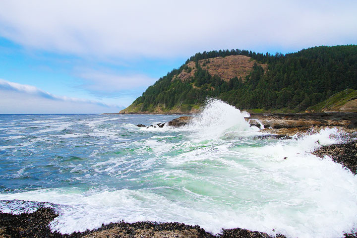 { PHOTOS } Spouting Horn and Thor's Well at Cape Perpetua in Yachats, Oregon www.kevinandamanda.com #travel #landscapes #ocean { PHOTOS } Spouting Horn and Thor's Well at Cape Perpetua in Yachats, Oregon www.kevinandamanda.com #travel #landscapes #ocean