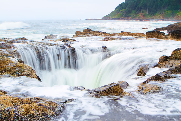 { PHOTOS } Spouting Horn and Thor's Well at Cape Perpetua in Yachats, Oregon www.kevinandamanda.com #travel #landscapes #ocean { PHOTOS } Spouting Horn and Thor's Well at Cape Perpetua in Yachats, Oregon www.kevinandamanda.com #travel #landscapes #ocean