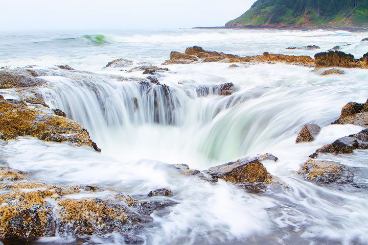 { PHOTOS } Spouting Horn and Thor's Well at Cape Perpetua in Yachats, Oregon www.kevinandamanda.com #travel #landscapes #ocean { PHOTOS } Spouting Horn and Thor's Well at Cape Perpetua in Yachats, Oregon www.kevinandamanda.com #travel #landscapes #ocean