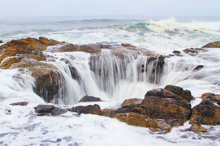 { PHOTOS } Spouting Horn and Thor's Well at Cape Perpetua in Yachats, Oregon www.kevinandamanda.com #travel #landscapes #ocean { PHOTOS } Spouting Horn and Thor's Well at Cape Perpetua in Yachats, Oregon www.kevinandamanda.com #travel #landscapes #ocean