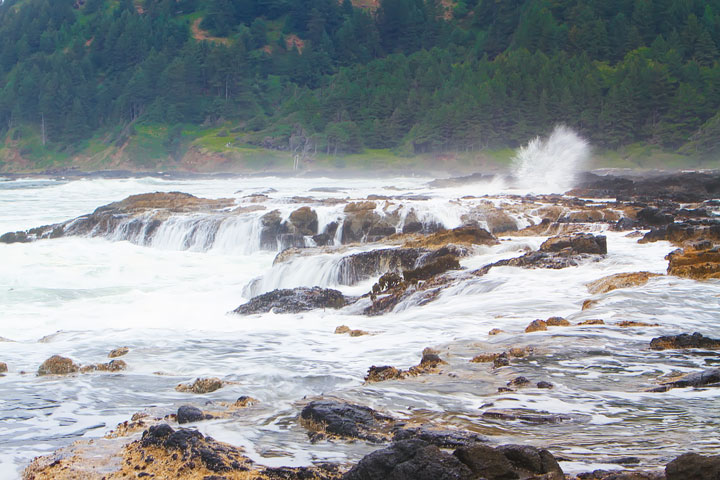 { PHOTOS } Spouting Horn and Thor's Well at Cape Perpetua in Yachats, Oregon www.kevinandamanda.com #travel #landscapes #ocean { PHOTOS } Spouting Horn and Thor's Well at Cape Perpetua in Yachats, Oregon www.kevinandamanda.com #travel #landscapes #ocean