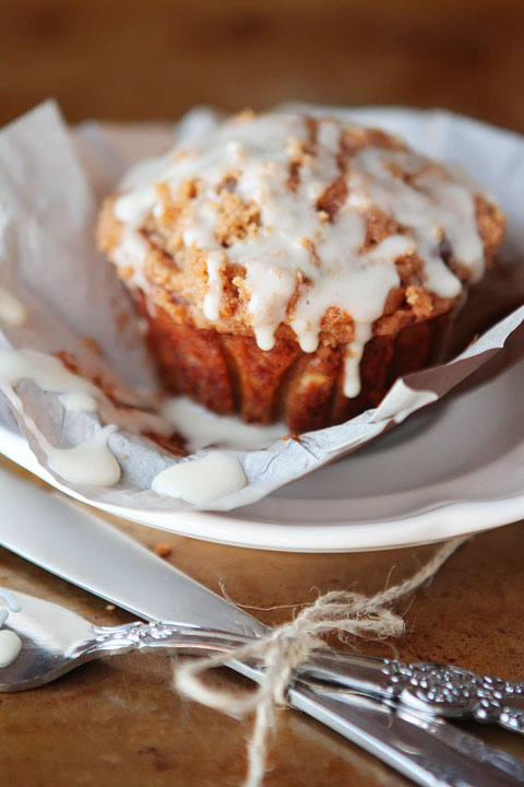 Delicious Banana Bread Muffins made with Eggnog, Dark Chocolate Chips and Cinnamon-Streusel Crumb Topping #recipe #love www.kevinandamanda.com Delicious Banana Bread Muffins made with Eggnog, Dark Chocolate Chips and Cinnamon-Streusel Crumb Topping #recipe #love www.kevinandamanda.com