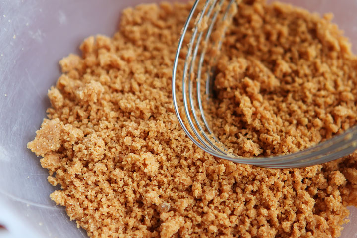 Delicious Banana Bread Muffins made with Eggnog, Dark Chocolate Chips and Cinnamon-Streusel Crumb Topping #recipe #love www.kevinandamanda.com Delicious Banana Bread Muffins made with Eggnog, Dark Chocolate Chips and Cinnamon-Streusel Crumb Topping #recipe #love www.kevinandamanda.com