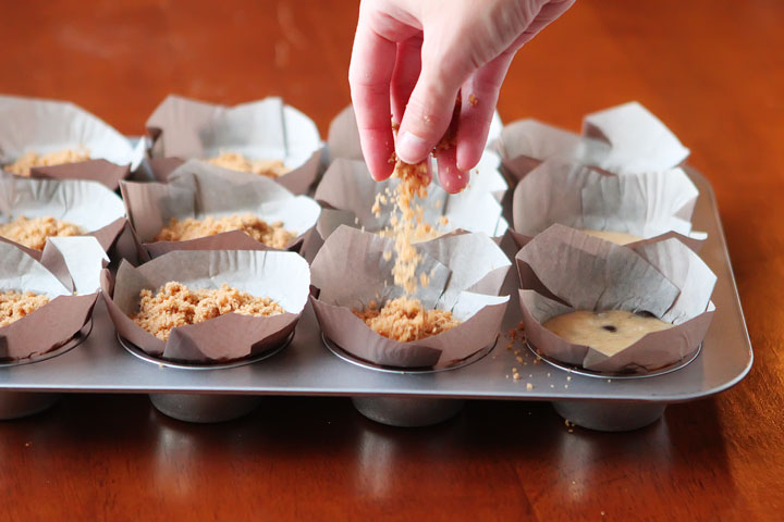 Delicious Banana Bread Muffins made with Eggnog, Dark Chocolate Chips and Cinnamon-Streusel Crumb Topping #recipe #love www.kevinandamanda.com Delicious Banana Bread Muffins made with Eggnog, Dark Chocolate Chips and Cinnamon-Streusel Crumb Topping #recipe #love www.kevinandamanda.com