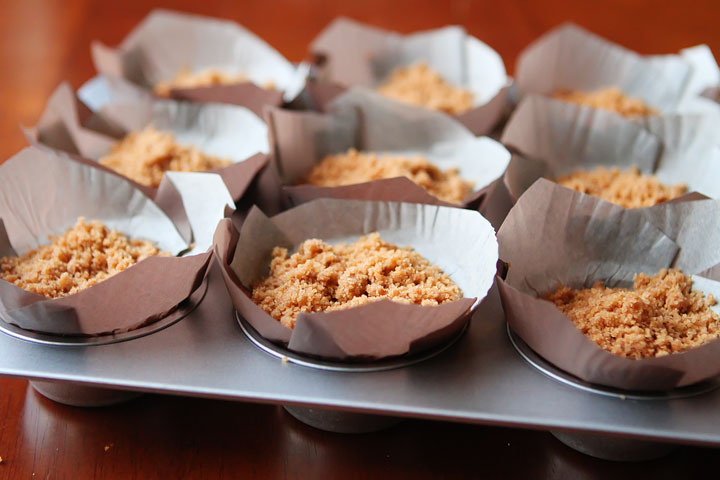 Delicious Banana Bread Muffins made with Eggnog, Dark Chocolate Chips and Cinnamon-Streusel Crumb Topping #recipe #love www.kevinandamanda.com Delicious Banana Bread Muffins made with Eggnog, Dark Chocolate Chips and Cinnamon-Streusel Crumb Topping #recipe #love www.kevinandamanda.com