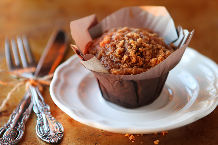 Delicious Banana Bread Muffins made with Eggnog, Dark Chocolate Chips and Cinnamon-Streusel Crumb Topping #recipe #love www.kevinandamanda.com Delicious Banana Bread Muffins made with Eggnog, Dark Chocolate Chips and Cinnamon-Streusel Crumb Topping #recipe #love www.kevinandamanda.com
