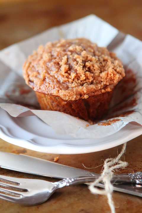 Delicious Banana Bread Muffins made with Eggnog, Dark Chocolate Chips and Cinnamon-Streusel Crumb Topping #recipe #love www.kevinandamanda.com Delicious Banana Bread Muffins made with Eggnog, Dark Chocolate Chips and Cinnamon-Streusel Crumb Topping #recipe #love www.kevinandamanda.com