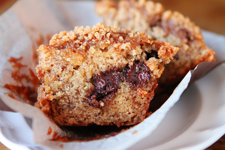 Delicious Banana Bread Muffins made with Eggnog, Dark Chocolate Chips and Cinnamon-Streusel Crumb Topping #recipe #love www.kevinandamanda.com Delicious Banana Bread Muffins made with Eggnog, Dark Chocolate Chips and Cinnamon-Streusel Crumb Topping #recipe #love www.kevinandamanda.com