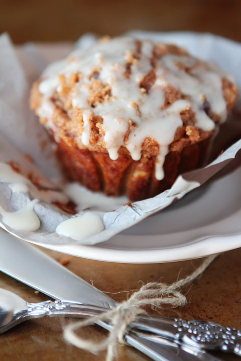 Delicious Banana Bread Muffins made with Eggnog, Dark Chocolate Chips and Cinnamon-Streusel Crumb Topping #recipe #love www.kevinandamanda.com Delicious Banana Bread Muffins made with Eggnog, Dark Chocolate Chips and Cinnamon-Streusel Crumb Topping #recipe #love www.kevinandamanda.com