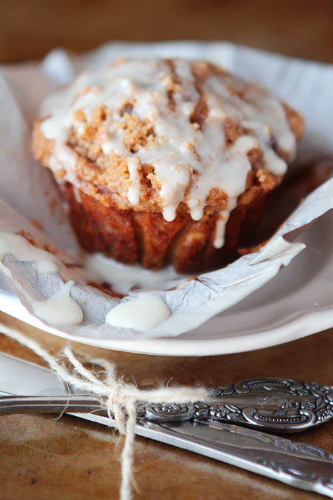 Delicious Banana Bread Muffins made with Eggnog, Dark Chocolate Chips and Cinnamon-Streusel Crumb Topping #recipe #love www.kevinandamanda.com Delicious Banana Bread Muffins made with Eggnog, Dark Chocolate Chips and Cinnamon-Streusel Crumb Topping #recipe #love www.kevinandamanda.com