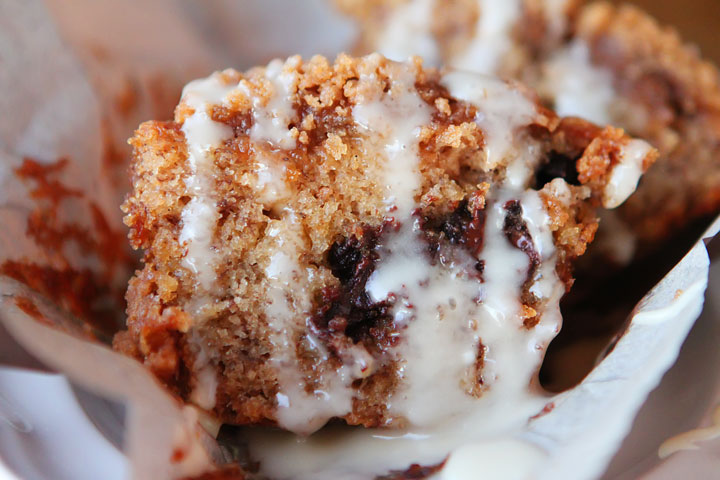 Delicious Banana Bread Muffins made with Eggnog, Dark Chocolate Chips and Cinnamon-Streusel Crumb Topping #recipe #love www.kevinandamanda.com Delicious Banana Bread Muffins made with Eggnog, Dark Chocolate Chips and Cinnamon-Streusel Crumb Topping #recipe #love www.kevinandamanda.com