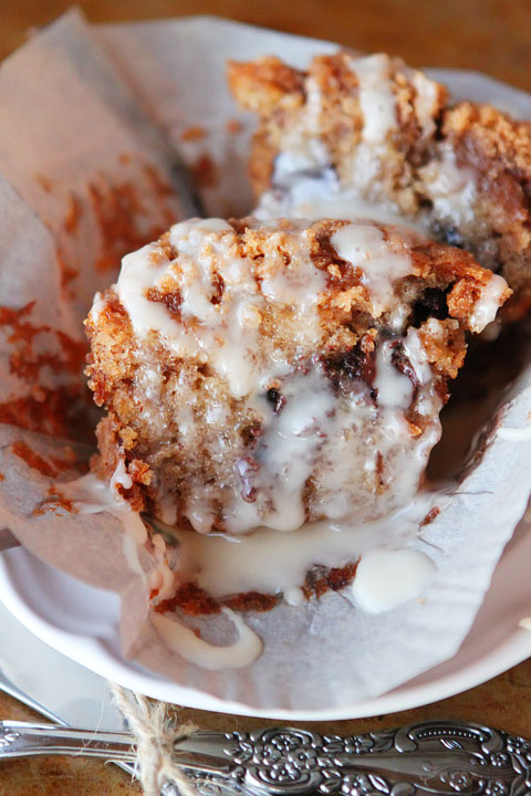 Delicious Banana Bread Muffins made with Eggnog, Dark Chocolate Chips and Cinnamon-Streusel Crumb Topping #recipe #love www.kevinandamanda.com Delicious Banana Bread Muffins made with Eggnog, Dark Chocolate Chips and Cinnamon-Streusel Crumb Topping #recipe #love www.kevinandamanda.com