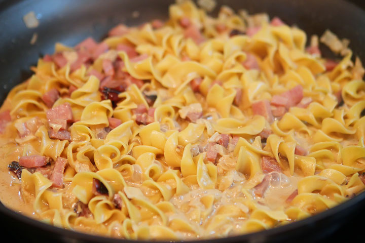 Peas, Ham, and Creamy Noodles -- A perfect, easy one dish skillet dinner, made in less than 15 mins! You even boil the noodles right in the skillet. www.kevinandamanda.com Peas, Ham, and Creamy Noodles -- A perfect, easy one dish skillet dinner, made in less than 15 mins! You even boil the noodles right in the skillet. www.kevinandamanda.com