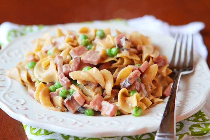 Peas, Ham, and Creamy Noodles -- A perfect, easy one dish skillet dinner, made in less than 15 mins! You even boil the noodles right in the skillet. www.kevinandamanda.com Peas, Ham, and Creamy Noodles -- A perfect, easy one dish skillet dinner, made in less than 15 mins! You even boil the noodles right in the skillet. www.kevinandamanda.com
