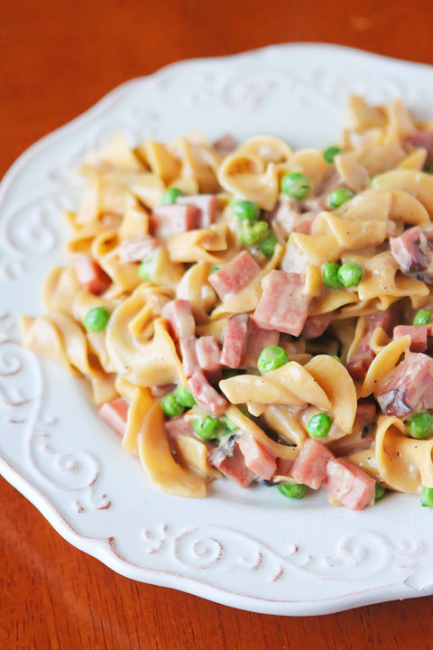 Peas, Ham, and Creamy Noodles -- A perfect, easy one dish skillet dinner, made in less than 15 mins! You even boil the noodles right in the skillet. www.kevinandamanda.com Peas, Ham, and Creamy Noodles -- A perfect, easy one dish skillet dinner, made in less than 15 mins! You even boil the noodles right in the skillet. www.kevinandamanda.com