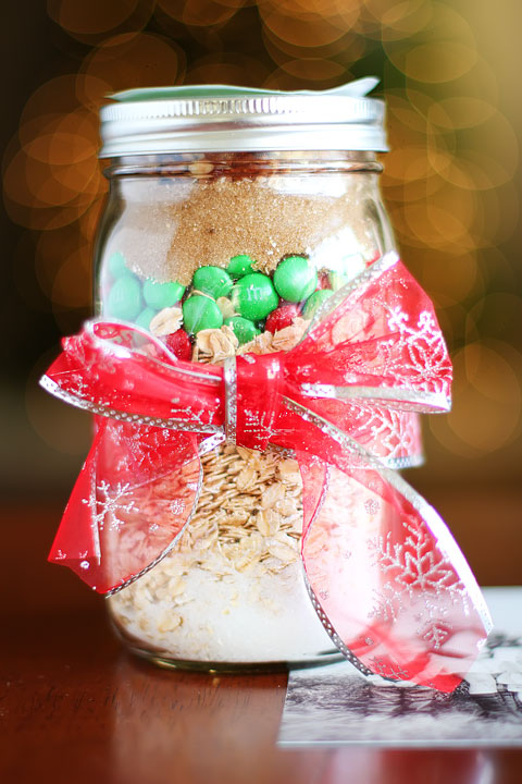 Handmade Christmas Idea: Cookie Mix in a Jar #Recipe + Free Printable Gift Tags kevinandamanda.com Handmade Christmas Idea: Cookie Mix in a Jar #Recipe + Free Printable Gift Tags kevinandamanda.com