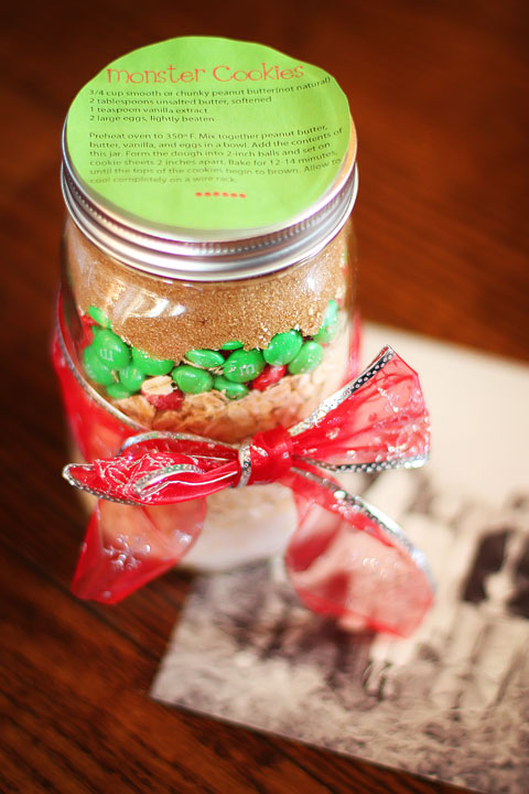 Handmade Christmas Idea: Cookie Mix in a Jar #Recipe + Free Printable Gift Tags kevinandamanda.com Handmade Christmas Idea: Cookie Mix in a Jar #Recipe + Free Printable Gift Tags kevinandamanda.com