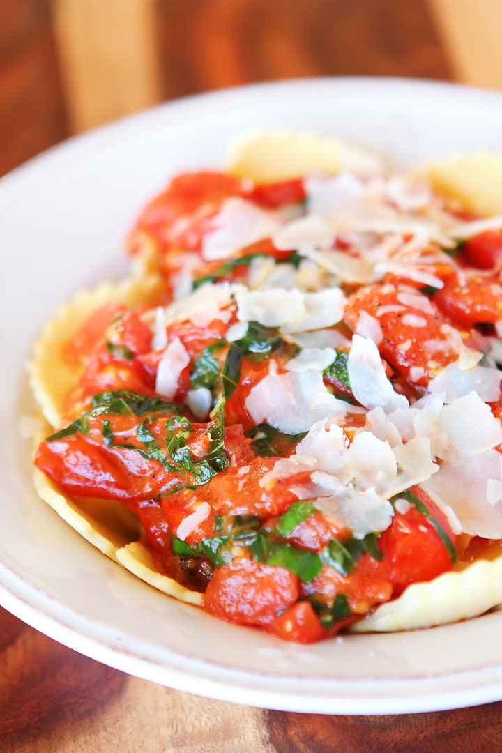 Make your own tomato sauce using only tomatoes, basil, parmesan, butter, salt and pepper. Takes less than 10 mins. Serve over ravioli. LOVE this #recipe!! Make your own tomato sauce using only tomatoes, basil, parmesan, butter, salt and pepper. Takes less than 10 mins. Serve over ravioli. LOVE this #recipe!!