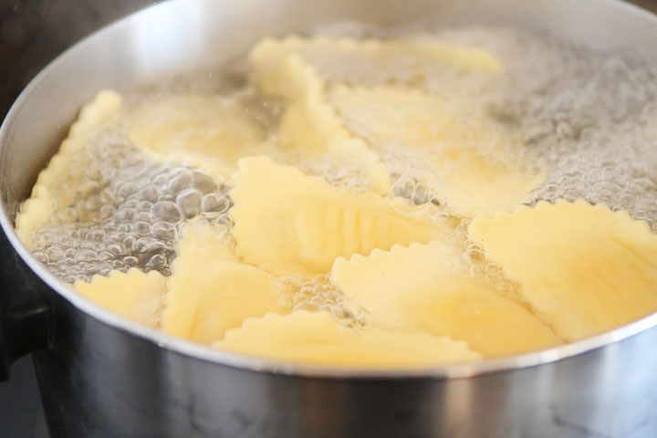Make your own tomato sauce using only tomatoes, basil, parmesan, butter, salt and pepper. Takes less than 10 mins. Serve over ravioli. LOVE this #recipe!! Make your own tomato sauce using only tomatoes, basil, parmesan, butter, salt and pepper. Takes less than 10 mins. Serve over ravioli. LOVE this #recipe!!