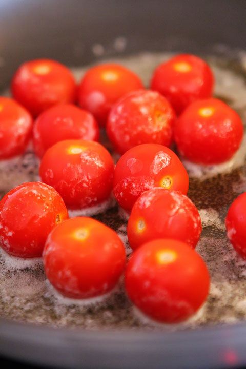 Make your own tomato sauce using only tomatoes, basil, parmesan, butter, salt and pepper. Takes less than 10 mins. Serve over ravioli. LOVE this #recipe!! Make your own tomato sauce using only tomatoes, basil, parmesan, butter, salt and pepper. Takes less than 10 mins. Serve over ravioli. LOVE this #recipe!!