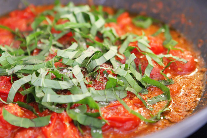 Make your own tomato sauce using only tomatoes, basil, parmesan, butter, salt and pepper. Takes less than 10 mins. Serve over ravioli. LOVE this #recipe!! Make your own tomato sauce using only tomatoes, basil, parmesan, butter, salt and pepper. Takes less than 10 mins. Serve over ravioli. LOVE this #recipe!!