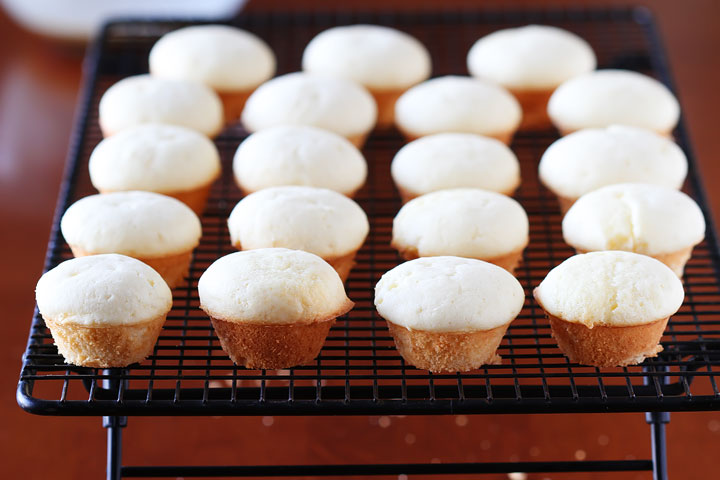 Strawberry Shortcake Doughnut Muffins. These are like little bites of HEAVEN. A muffin that tastes like a doughnut, dunked in brown butter and rolled in cinnamon sugar for a sweet, crunchy crust. Then topped with buttercream frosting and fresh cut strawberries. Amazing. Strawberry Shortcake Doughnut Muffins. These are like little bites of HEAVEN. A muffin that tastes like a doughnut, dunked in brown butter and rolled in cinnamon sugar for a sweet, crunchy crust. Then topped with buttercream frosting and fresh cut strawberries. Amazing.