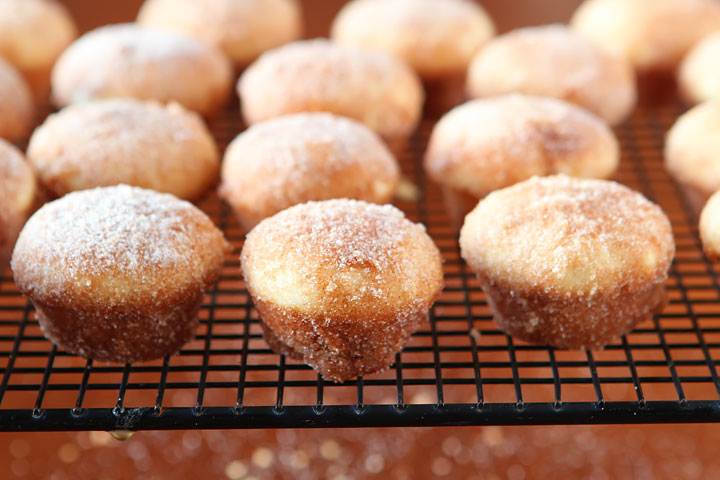 Strawberry Shortcake Doughnut Muffins. These are like little bites of HEAVEN. A muffin that tastes like a doughnut, dunked in brown butter and rolled in cinnamon sugar for a sweet, crunchy crust. Then topped with buttercream frosting and fresh cut strawberries. Amazing. Strawberry Shortcake Doughnut Muffins. These are like little bites of HEAVEN. A muffin that tastes like a doughnut, dunked in brown butter and rolled in cinnamon sugar for a sweet, crunchy crust. Then topped with buttercream frosting and fresh cut strawberries. Amazing.