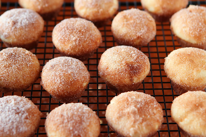 Strawberry Shortcake Doughnut Muffins. These are like little bites of HEAVEN. A muffin that tastes like a doughnut, dunked in brown butter and rolled in cinnamon sugar for a sweet, crunchy crust. Then topped with buttercream frosting and fresh cut strawberries. Amazing. Strawberry Shortcake Doughnut Muffins. These are like little bites of HEAVEN. A muffin that tastes like a doughnut, dunked in brown butter and rolled in cinnamon sugar for a sweet, crunchy crust. Then topped with buttercream frosting and fresh cut strawberries. Amazing.