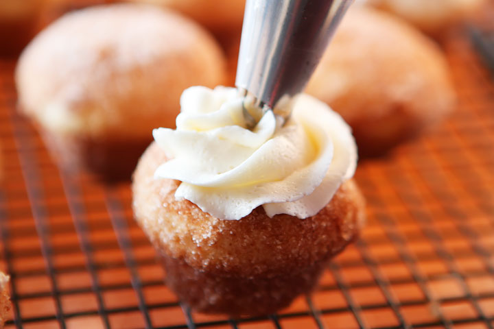 Strawberry Shortcake Doughnut Muffins. These are like little bites of HEAVEN. A muffin that tastes like a doughnut, dunked in brown butter and rolled in cinnamon sugar for a sweet, crunchy crust. Then topped with buttercream frosting and fresh cut strawberries. Amazing. Strawberry Shortcake Doughnut Muffins. These are like little bites of HEAVEN. A muffin that tastes like a doughnut, dunked in brown butter and rolled in cinnamon sugar for a sweet, crunchy crust. Then topped with buttercream frosting and fresh cut strawberries. Amazing.