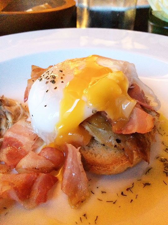 Where to Eat in Scotland! Restaurant tips, what to order, and the BEST thing I ate in Scotland!! A must-see if you are a foodie planning a trip to Scotland! Tips for Traveling to Scotland from www.kevinandamanda.com.