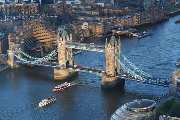 Incredible sunset views over London. This is where to get the BEST sunset views in London! www.kevinandamanda.com #travel #london #england #sunset
