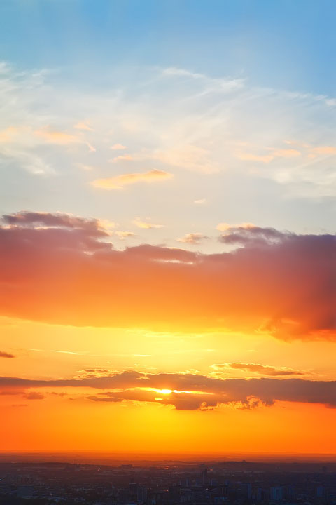 Incredible sunset views over London. This is where to get the BEST sunset views in London! www.kevinandamanda.com #travel #london #england #sunset