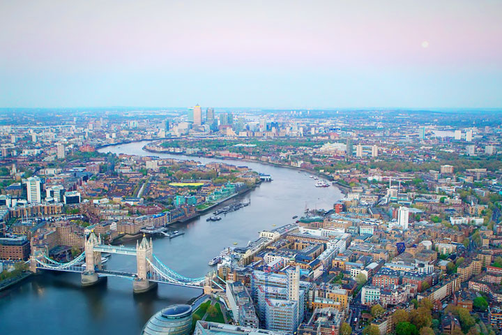 Incredible sunset views over London. This is where to get the BEST sunset views in London! www.kevinandamanda.com #travel #london #england #sunset